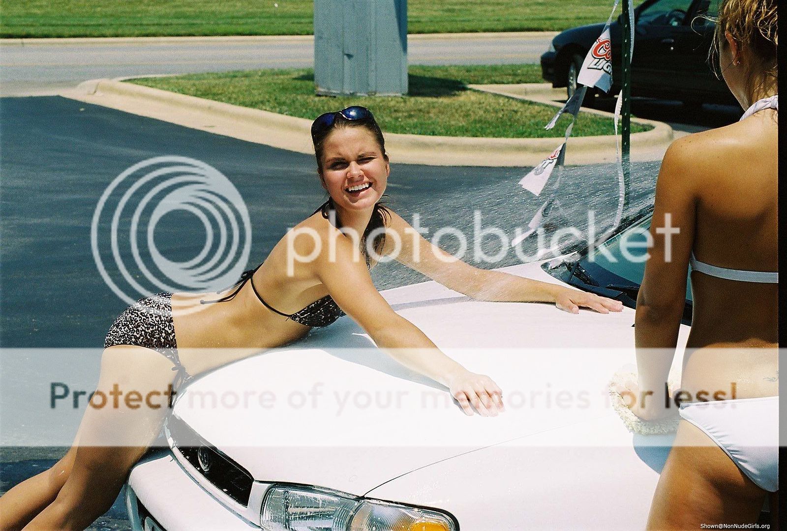 Девушки на автомойке в купальниках